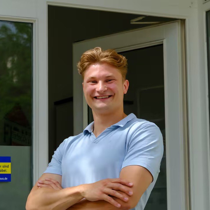 Robin Jopp vor seinem Büro in Dresden